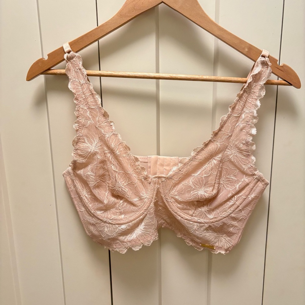 BCBGMaxAzria /Floral Lace Bra in Light Pink-Size C36